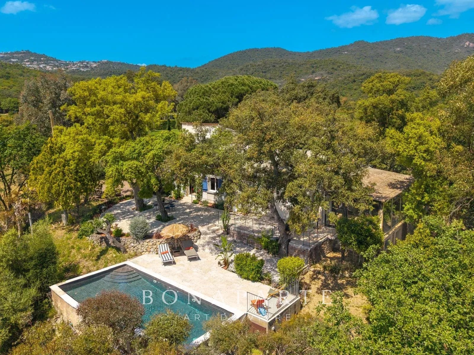 LES ADRETS-DE-L'ESTEREL - DOMAINE DE 10 HA - ÉCURIES - 5 HABITATIONS - LAC