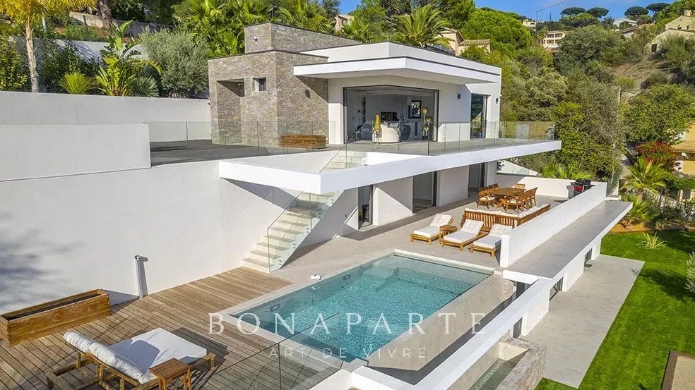 SAINTE-MAXIME - VILLA D'EXCEPTION AVEC PISCINE